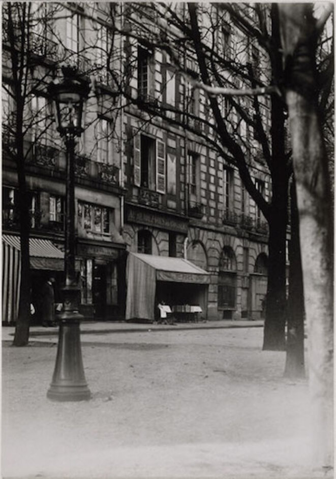 Jacques-André Boiffard, vue de la place Dauphine illustrant Nadja d'André Breton en 1928 Jacques-André Boiffard, vue de la place Dauphine illustrant Nadja d'André Breton en 1928