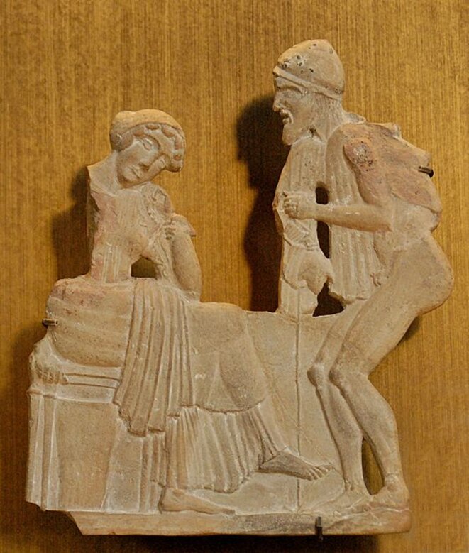 Ulysse déguisé en mendiant cherche à se faire reconnaître de Pénélope, relief en terre cuite de Milo, v. 450 av. J.-C. musée du Louvre Ulysse déguisé en mendiant cherche à se faire reconnaître de Pénélope, relief en terre cuite de Milo, v. 450 av. J.-C. musée du Louvre