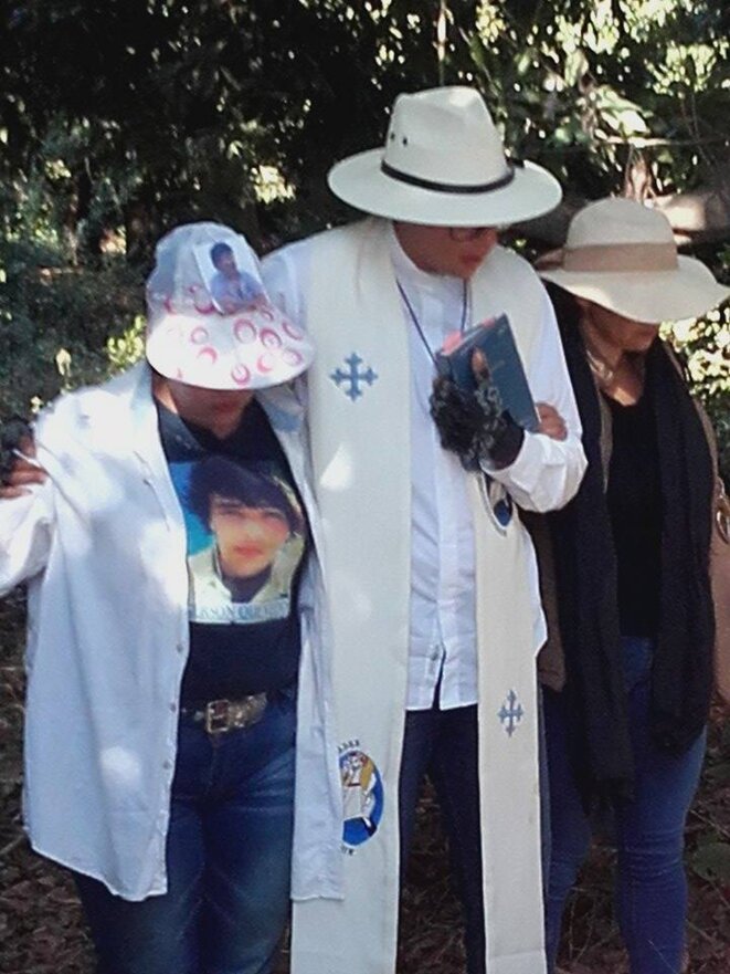 Un prêtre anglican prend dans ses bras deux femmes en pleurs, Etat de Sinaloa, Mexique © Clément Detry Un prêtre anglican prend dans ses bras deux femmes en pleurs, Etat de Sinaloa, Mexique © Clément Detry
