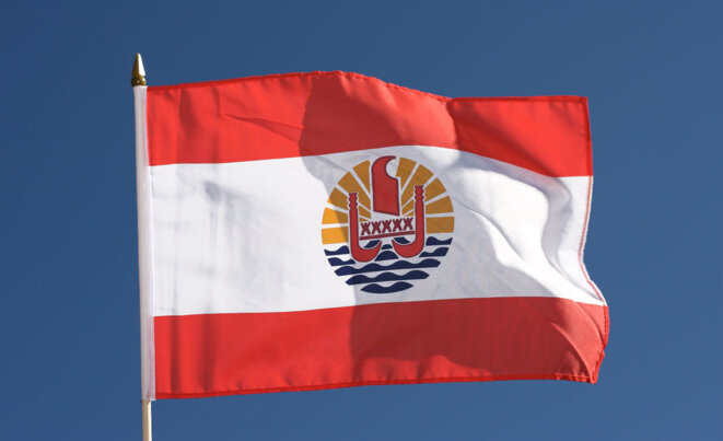 Le drapeau de la Polynėsie ("française"). Le drapeau de la Polynėsie ("française").