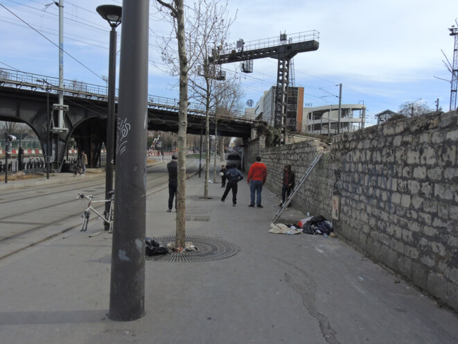 Enfants Roms jouant au foot devant le mur et l'échelle - 25 février 2017 © Gilles Walusinski Enfants Roms jouant au foot devant le mur et l'échelle - 25 février 2017 © Gilles Walusinski