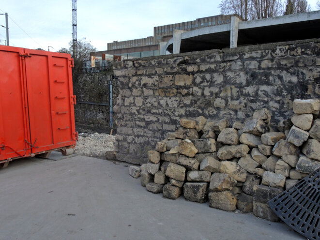 Le mur a été démonté pour passer le bull - 11 mars 2017 © Gilles Walusinski Le mur a été démonté pour passer le bull - 11 mars 2017 © Gilles Walusinski