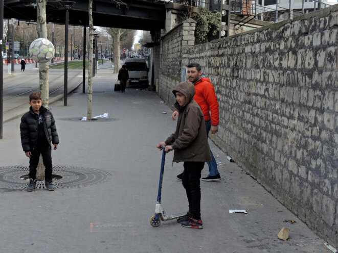 Enfants Roms jouant au foot devant le mur et l'échelle - 25 février 2017 © Gilles Walusinski Enfants Roms jouant au foot devant le mur et l'échelle - 25 février 2017 © Gilles Walusinski