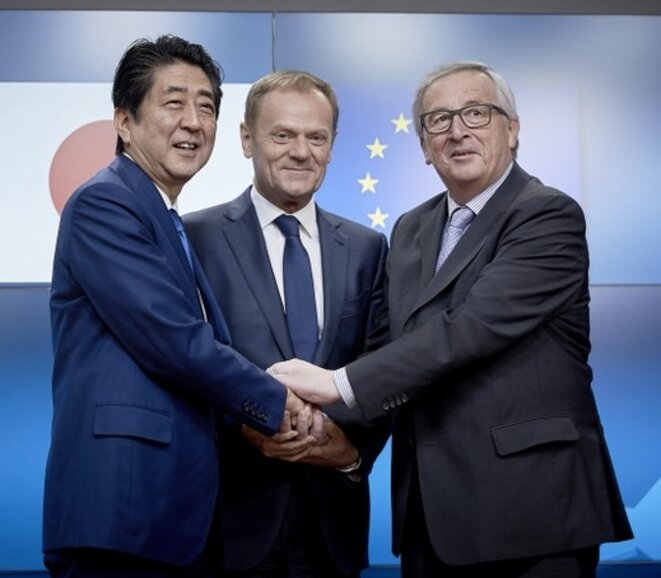 Shinzo Abe, Donald Tusk et Jean-Claude Juncker, le 21 mars 2017 à Bruxelles. © CE.