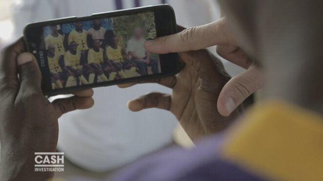 Des enfants montrent une photo du frère Albert M. © Cash Investigation (France 2) Des enfants montrent une photo du frère Albert M. © Cash Investigation (France 2)