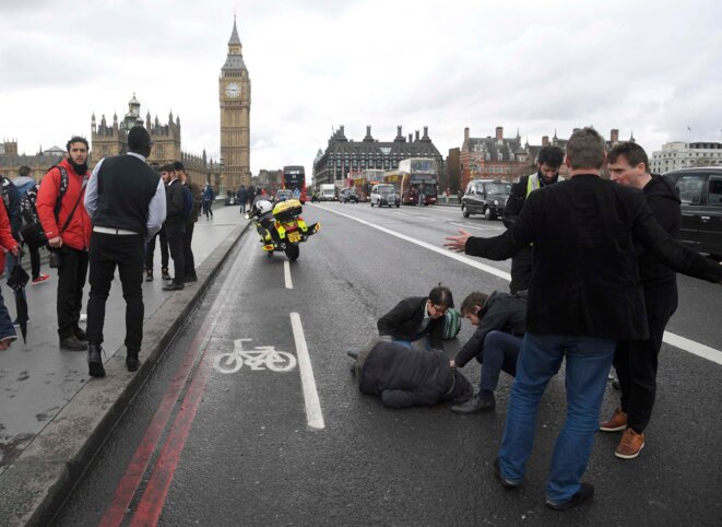 Sur le pont de Westminster, mercredi 22 mars. © Reuters Sur le pont de Westminster, mercredi 22 mars. © Reuters