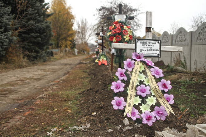 Cimetière improvisé près de Donetsk, été 2014. © Laurent Geslin Cimetière improvisé près de Donetsk, été 2014. © Laurent Geslin