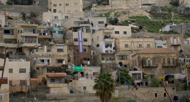 Un drapeau israélien a été déployé sur la façade d'une des maisons achetées à Silwan par Ateret Cohanim. © Chloé Demoulin Un drapeau israélien a été déployé sur la façade d'une des maisons achetées à Silwan par Ateret Cohanim. © Chloé Demoulin