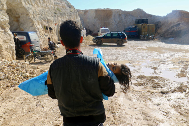 Une enfant victime de l'attaque du 4 avril est transportée par un secouriste. © Ammar Abdullah/Reuters Une enfant victime de l'attaque du 4 avril est transportée par un secouriste. © Ammar Abdullah/Reuters