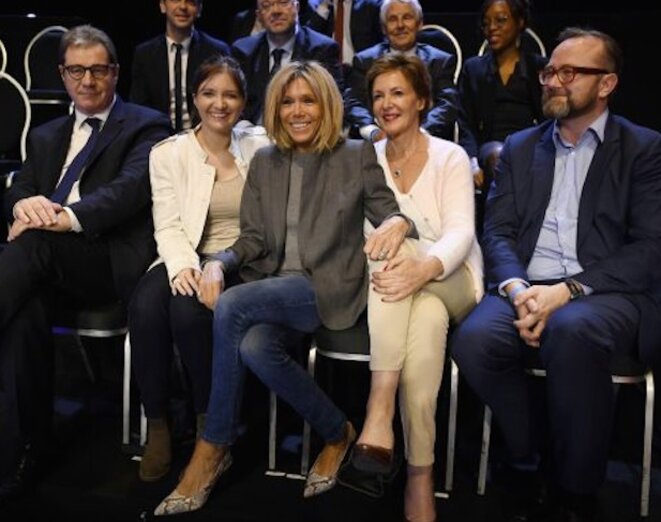 Christophe Itier, tout à droite de la photo des soutiens de Macron, le soir du « grand débat » de la présidentielle, le 4 avril 2017.