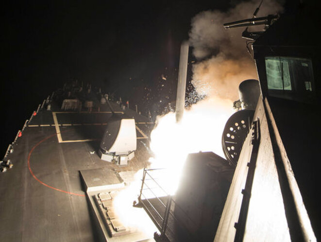Le navire de l’US Navy USS Ross (DDG 71) tire un missile sur une base aérienne syrienne, le 6 avril. © Reuters Le navire de l’US Navy USS Ross (DDG 71) tire un missile sur une base aérienne syrienne, le 6 avril. © Reuters