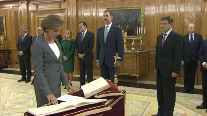 María Dolores de Cospedal jurant fidélité à la Constitution de 1978 en présence du roi Felipe VI (notez la présence d'un crucifix au coin du bureau) © Cadena SER María Dolores de Cospedal jurant fidélité à la Constitution de 1978 en présence du roi Felipe VI (notez la présence d'un crucifix au coin du bureau) © Cadena SER