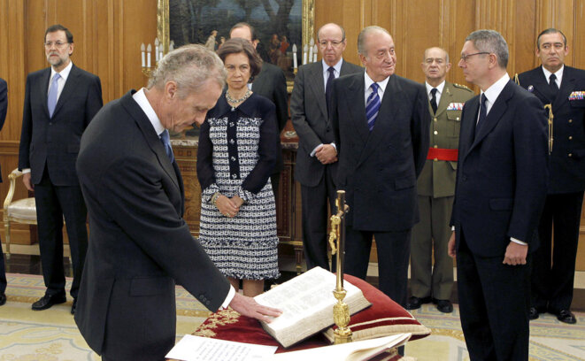 Pedro de Morenés (ancien président de MBDA) jurant fidélité à la Constitution en 2011, en présence du roi Juan Carlos (notez la présence, déjà, du crucifix) © Europa Press Pedro de Morenés (ancien président de MBDA) jurant fidélité à la Constitution en 2011, en présence du roi Juan Carlos (notez la présence, déjà, du crucifix) © Europa Press