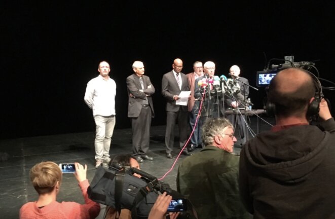 Le maire (UDI) de Bayonne Jean-René Etchegaray prend la parole devant les représentants de la commission de vérification et des artisans de la paix. © A.R Le maire (UDI) de Bayonne Jean-René Etchegaray prend la parole devant les représentants de la commission de vérification et des artisans de la paix. © A.R