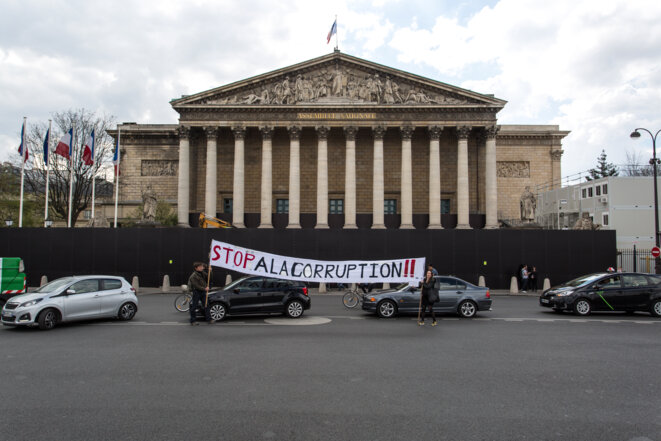Etat d'urgence démocratique. Le Pen, Fillon, démission ! #StopCorruption
