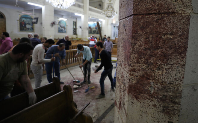 Dans l'église copte de Tanta, après l'attentat, dimanche 9 avril © Reuters Dans l'église copte de Tanta, après l'attentat, dimanche 9 avril © Reuters