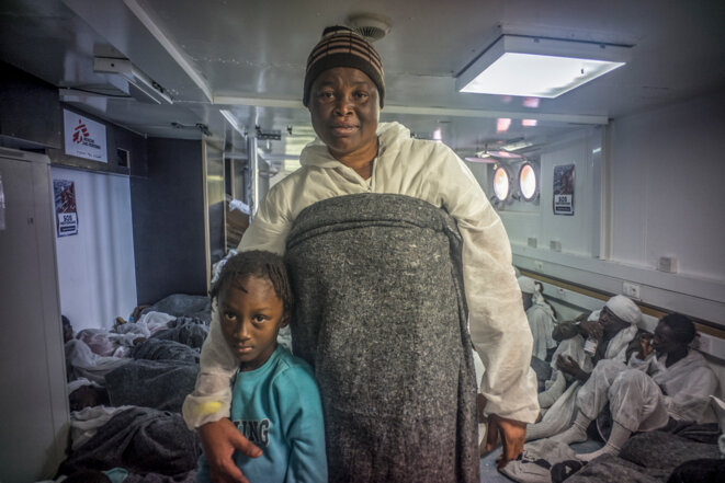 Aïcha et sa fille après avoir été secourues en Méditerranée par « L'Aquarius » le 26 juin 2016 © Yann Merlin / Hans Lucas Aïcha et sa fille après avoir été secourues en Méditerranée par « L'Aquarius » le 26 juin 2016 © Yann Merlin / Hans Lucas