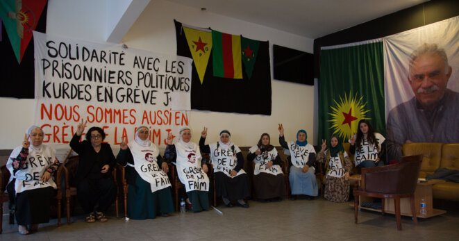 Femmes kurdes en grève de la faim, au centre démocratique de Bordeaux. 17/04/2017 © Laurent Perpigna Iban