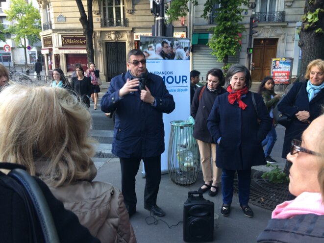 Jean-François Lamour pendant son « pied d’immeuble » parisien, le 18 avril. © ES Jean-François Lamour pendant son « pied d’immeuble » parisien, le 18 avril. © ES