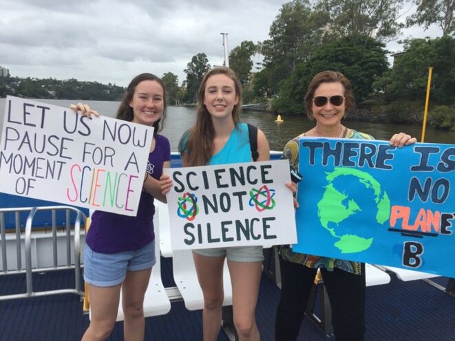 Étudiantes australiennes participant à la marche pour la science à Brisbane © DR