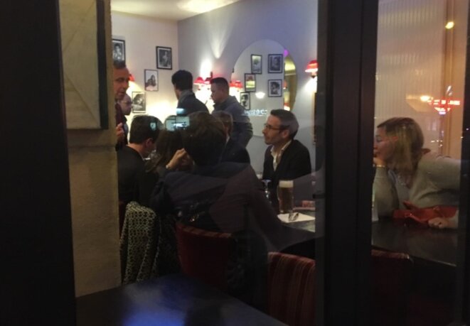Les dirigeants de Sens commun dans un bar proche du QG de Fillon Les dirigeants de Sens commun dans un bar proche du QG de Fillon