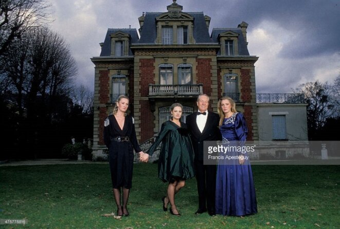 La famille Le Pen posant devant leur demeure, le château de Montretout. La famille Le Pen posant devant leur demeure, le château de Montretout.