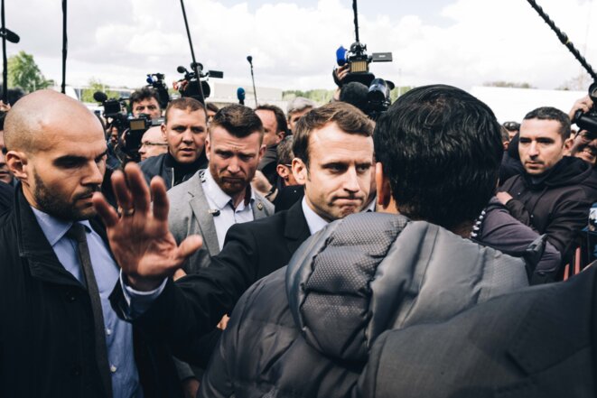 Emmanuel Macron devant l'usine Whirlpool d'Amiens, avant de discuter avec les salariés. © Nicolas Serve / Hans Lucas