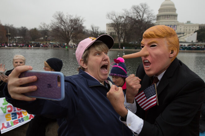 La Marche des femmes, le 21 janvier 2017. Et un selfie avec un faux Trump bagarreur et menteur. © Thomas Haley