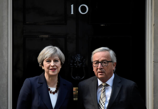 Theresa May et Jean-Claude Juncker le 26 avril à Londres, devant le '10 Downing Street' à Londres. © Reuters / Hannah McKay. Theresa May et Jean-Claude Juncker le 26 avril à Londres, devant le '10 Downing Street' à Londres. © Reuters / Hannah McKay.