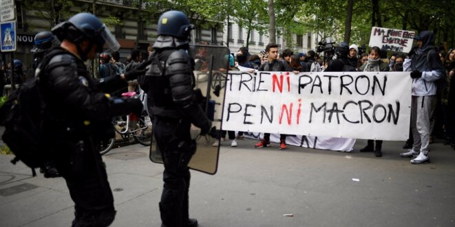 "Ni patrie, ni patrons. Ni Le Pen, ni Macron". Manifestation à Paris ou à Bordeaux © LIONEL BONAVENTURE / AFP