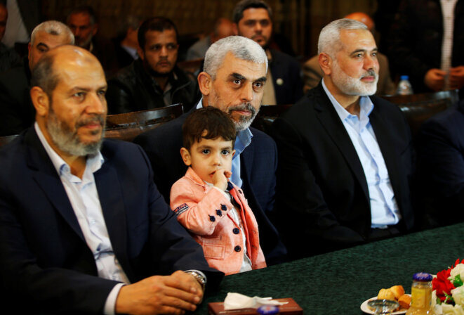 Les dirigeants du Hamas Ismaël Haniyeh et Yahya Sinouar lors de la présentation du nouveau document politique du mouvement, le 1er mai 2017. © Reuters Les dirigeants du Hamas Ismaël Haniyeh et Yahya Sinouar lors de la présentation du nouveau document politique du mouvement, le 1er mai 2017. © Reuters