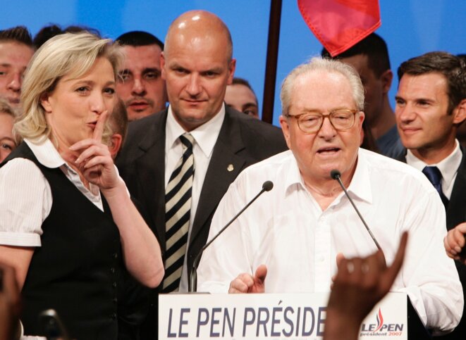 Marine Le Pen et Jean-Marie Le Pen après l'annonce des résultats, le 22 avril 2007. © Reuters Marine Le Pen et Jean-Marie Le Pen après l'annonce des résultats, le 22 avril 2007. © Reuters