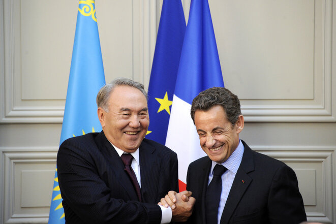 Le président Nicolas Sarkozy et son homologue kazakh Noursoultan Nazarbaïev à l'Élysée le 27 octobre 2010, après la signature du premier accord sur la vente des hélicoptères d'Airbus Group. © Reuters Le président Nicolas Sarkozy et son homologue kazakh Noursoultan Nazarbaïev à l'Élysée le 27 octobre 2010, après la signature du premier accord sur la vente des hélicoptères d'Airbus Group. © Reuters