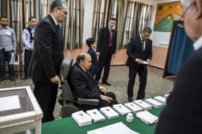 Bouteflika, votant dans une chaise roulante lors de la présidentielle de 2014. © Reuters Bouteflika, votant dans une chaise roulante lors de la présidentielle de 2014. © Reuters