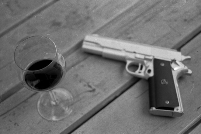 Rouge et revolver © Raoul Rivages Rouge et revolver © Raoul Rivages