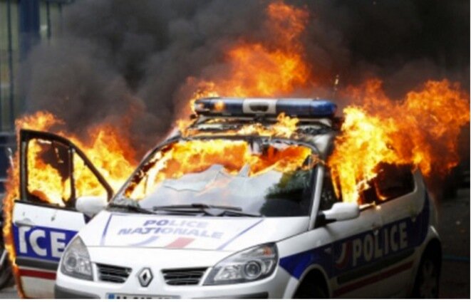 La voiture de police incendiée le 18 mai 2016 à Paris © Reuters