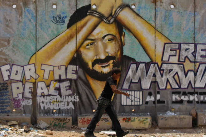 un-enfant-passe-pres-d-un-mur-peint-representant-marwan-barghouti