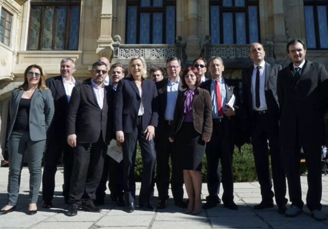 Charles Van Houtte (deuxième en partant de la gauche) aux côtés d'une partie du groupe ENL au Parlement européen, en avril 2016. © Facebook de l'ENL. Charles Van Houtte (deuxième en partant de la gauche) aux côtés d'une partie du groupe ENL au Parlement européen, en avril 2016. © Facebook de l'ENL.