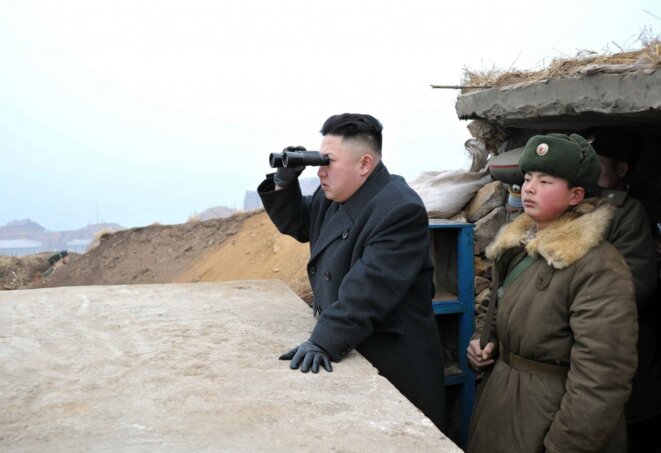 Kim Jong-un observant à la jumelle la Corée du Sud. © Reuters Kim Jong-un observant à la jumelle la Corée du Sud. © Reuters