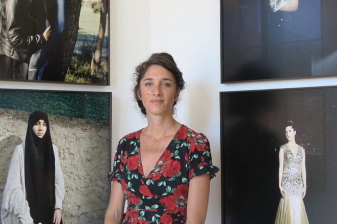 Yohanne Lamoulère devant son exposition « Gyptis et Protis, des histoires d’amour à Marseille » pour le projet « Jeunes-générations » © Benoit Drevet / ESJ PRO Yohanne Lamoulère devant son exposition « Gyptis et Protis, des histoires d’amour à Marseille » pour le projet « Jeunes-générations » © Benoit Drevet / ESJ PRO
