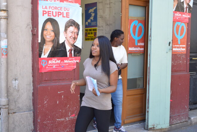 Sarah Soilihi devant son local de campagne, le 29 mai 2017. © LF