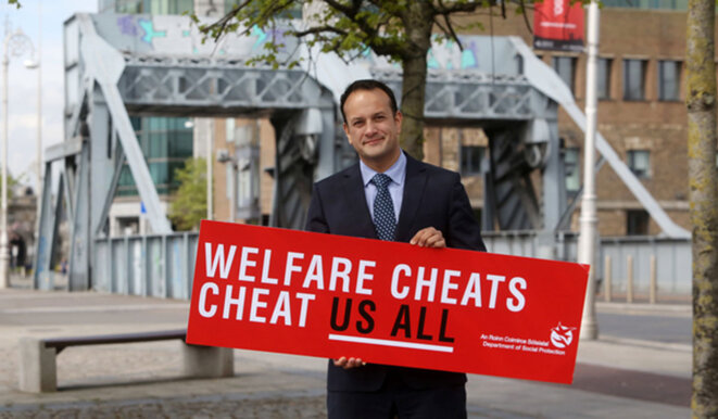 Leo Varadkar et le panneau phare de la campagne. Littéralement : "les fraudes sociales fraudent tout le monde" Leo Varadkar et le panneau phare de la campagne. Littéralement : "les fraudes sociales fraudent tout le monde"