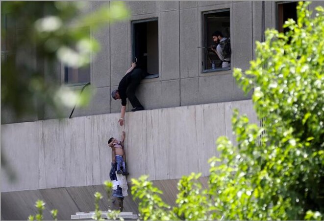 Téhéran, 7 juin 2017. Un jeune garçon est évacué durant l'attaque contre le Parlement. © Omid Vahabzadeh / TIMA via REUTER Téhéran, 7 juin 2017. Un jeune garçon est évacué durant l'attaque contre le Parlement. © Omid Vahabzadeh / TIMA via REUTER