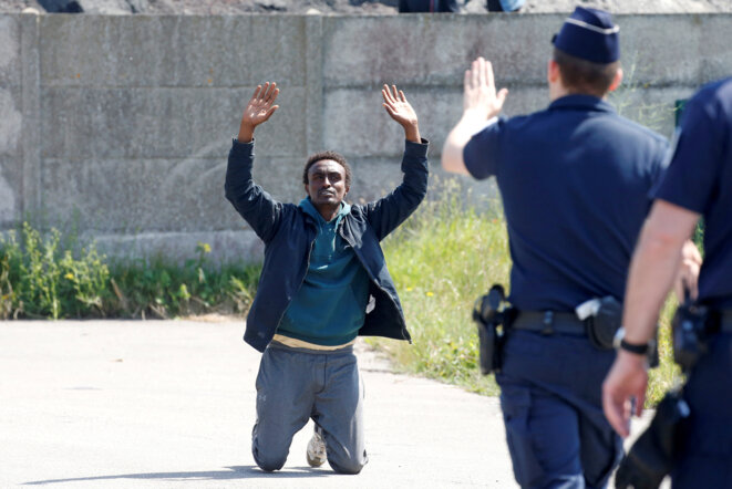 À Calais, des policiers bloquent l'accès des migrants à un point de distribution de repas, le 1er juin 2017 © Reuters À Calais, des policiers bloquent l'accès des migrants à un point de distribution de repas, le 1er juin 2017 © Reuters