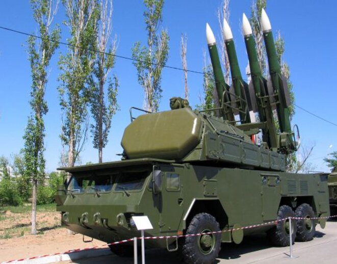 Le Buk-M1. Système antiaérien polyvalent mobile russe de moyenne portée. Image Wikipedia. Le Buk-M1. Système antiaérien polyvalent mobile russe de moyenne portée. Image Wikipedia.