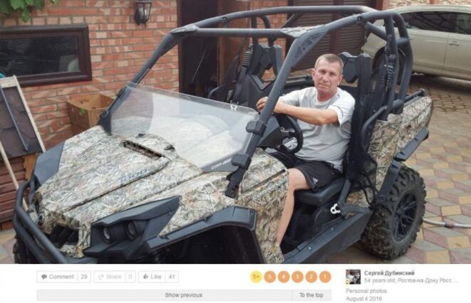 Sergey Dubinsky posant dans un Can-Am Commander XT. Une photo probablement prise devant sa maison. Photo téléchargée le 4 août 2016. Source : Bellingcat. Sergey Dubinsky posant dans un Can-Am Commander XT. Une photo probablement prise devant sa maison. Photo téléchargée le 4 août 2016. Source : Bellingcat.