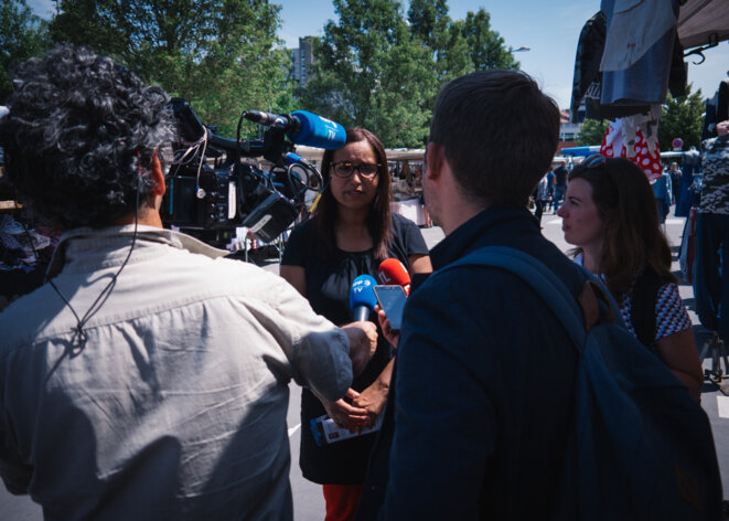 Farida Amrani répond aux journalistes sur le marché d'Évry. © L.E.