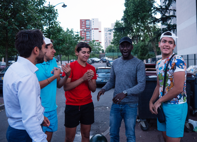 Ulysse Rabaté (gauche) discute avec des jeunes habitants des Tarterêts © L.E.