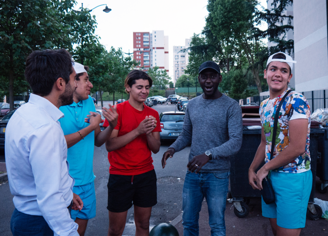 Ulysse Rabaté (gauche) discute avec des jeunes habitants des Tarterêts © L.E. Ulysse Rabaté (gauche) discute avec des jeunes habitants des Tarterêts © L.E.