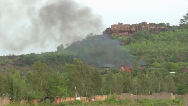 Des flammes s'échappent du campement Kangaba, près de Bamako, dimanche 18 juin. © Reuters Des flammes s'échappent du campement Kangaba, près de Bamako, dimanche 18 juin. © Reuters